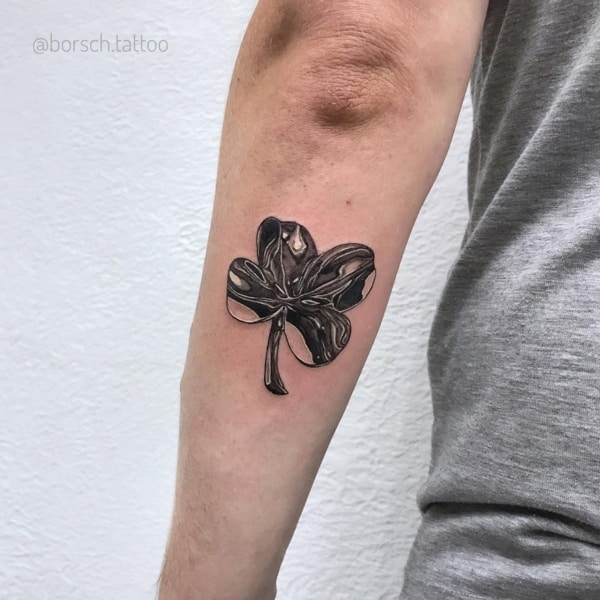 8 tatuagem masculina e moderna trevo 4 folhas @borsch tattoo