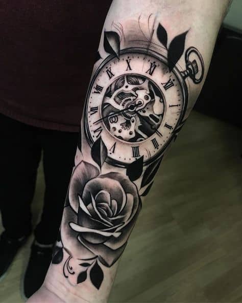 Tatuagem de relógio com rosas no braço