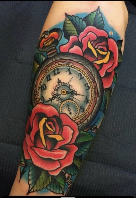 Tatuagem de relógio com rosas old