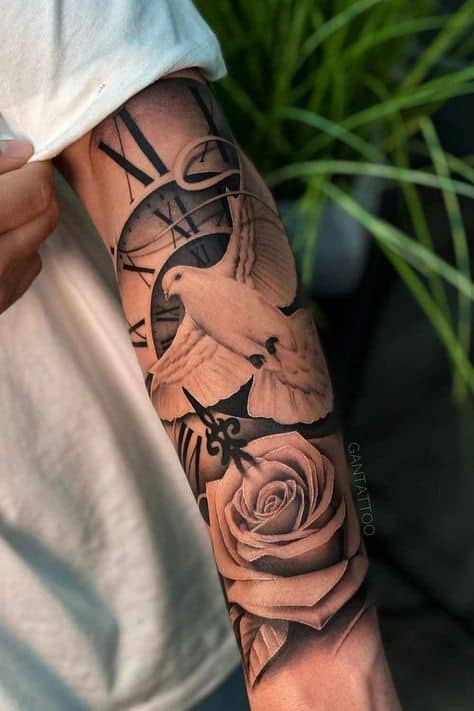 Tatuagem de relógio com rosas sombreada