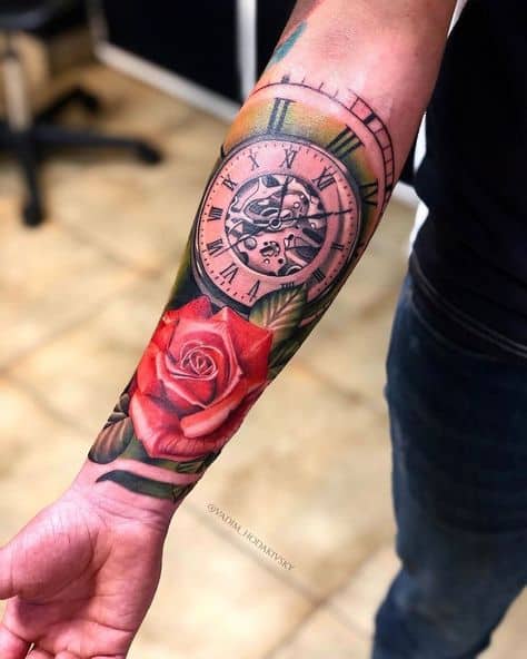 Tatuagem de relógio com rosas vermelhas