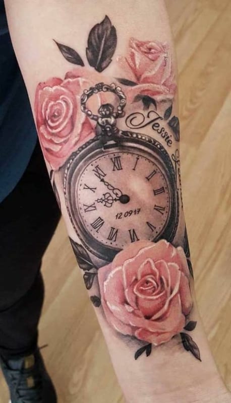 Tatuagem de relógio com rosas