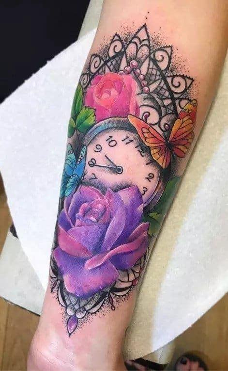 Tatuagem de relógio feminina aquarela