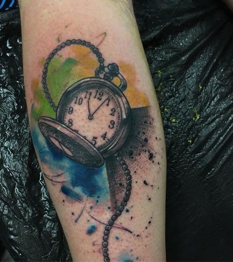 Tatuagem de relógio feminina colorida