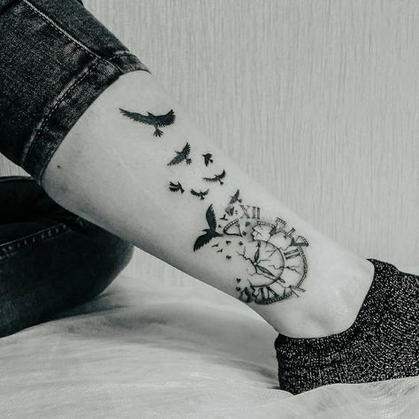 Tatuagem de relógio feminina na perna