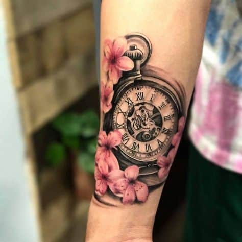 Tatuagem de relógio feminina rosa