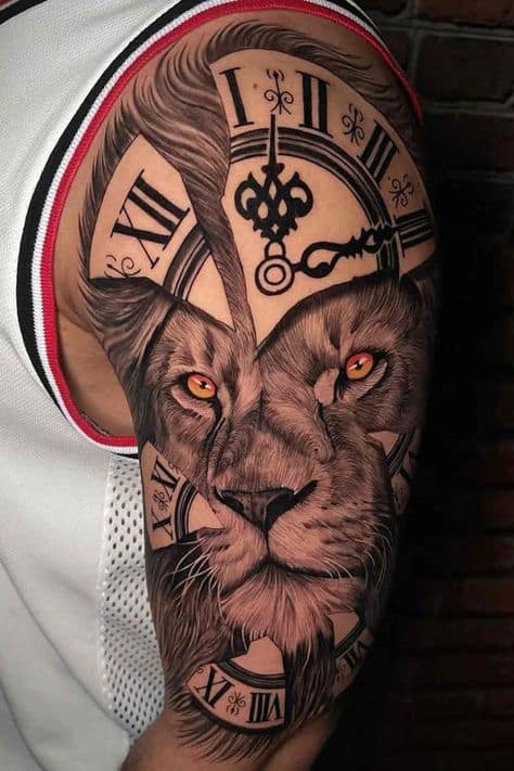 Tatuagem de relógio masculina com leão