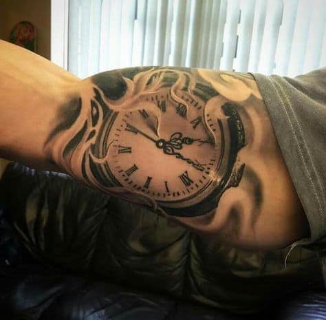 Tatuagem de relógio masculina no braço