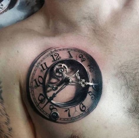 Tatuagem de relógio masculina no peito