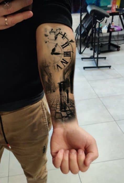 Tatuagem de relógio no braço conceitual