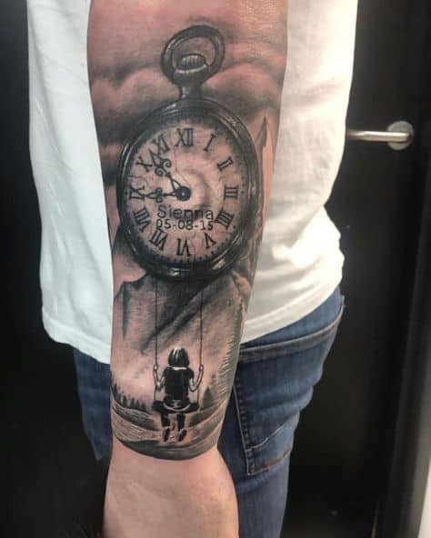 Tatuagem de relógio no braço grande