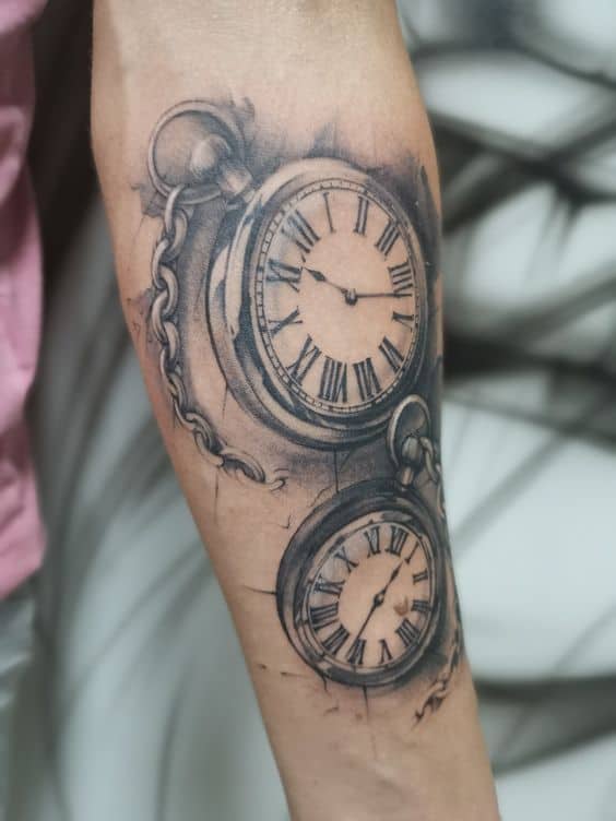 Tatuagem de relógio no braço sombreada linda