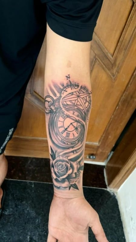 Tatuagem de relógio no braço sombreada