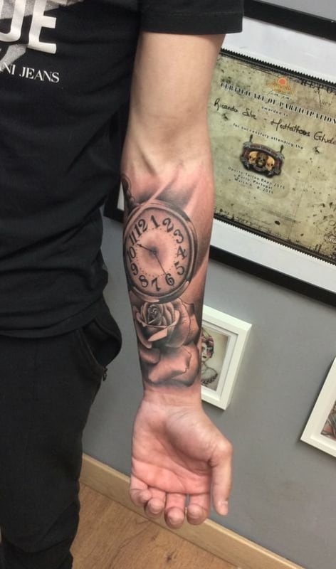 Tatuagem de relógio no braço