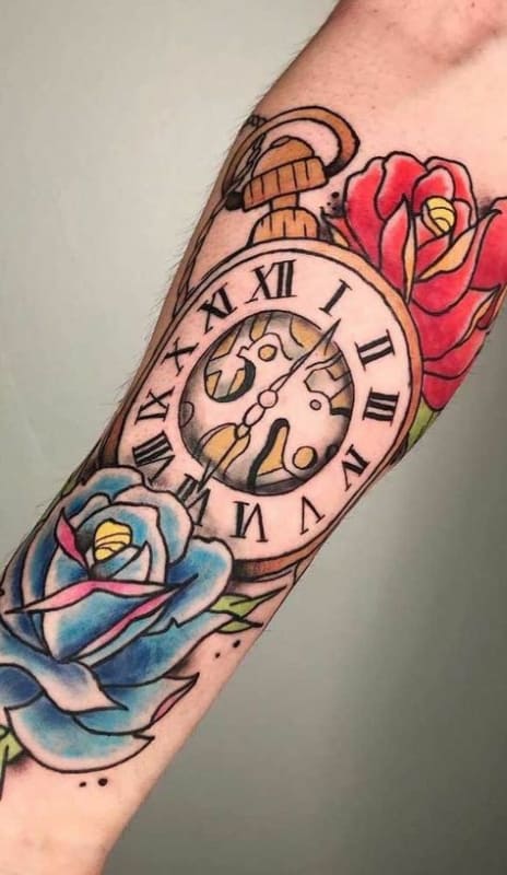 Tatuagem de relógio romano colorida