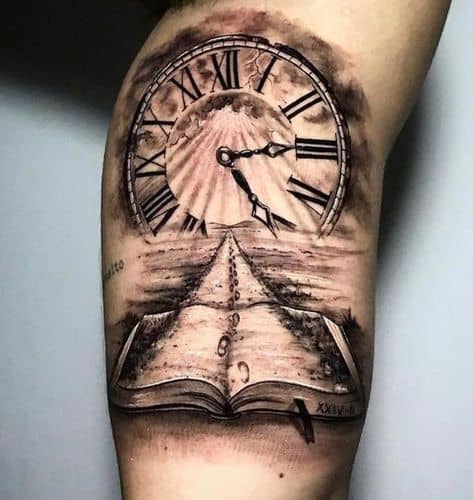 Tatuagem de relógio romano conceitual