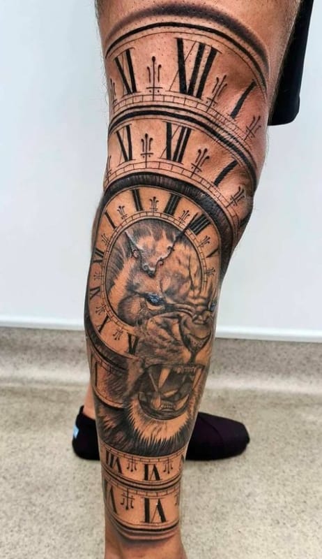 Tatuagem de relógio romano na perna