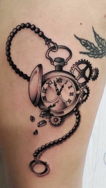 Tatuagem de relógio romano pequena