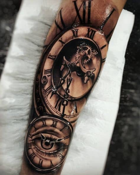 Tatuagem de relógio romano sombreada