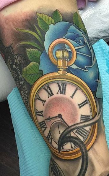 ideia de Tatuagem de relógio com rosas