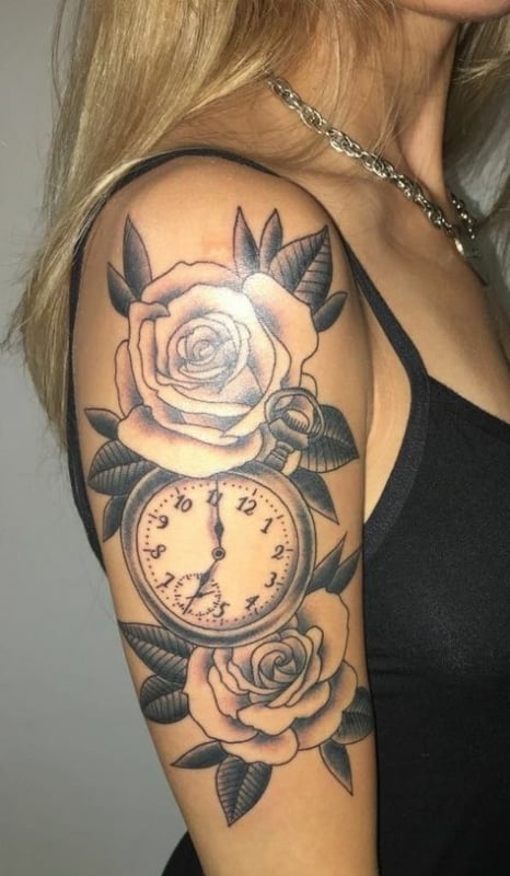 ideia de Tatuagem de relógio feminina