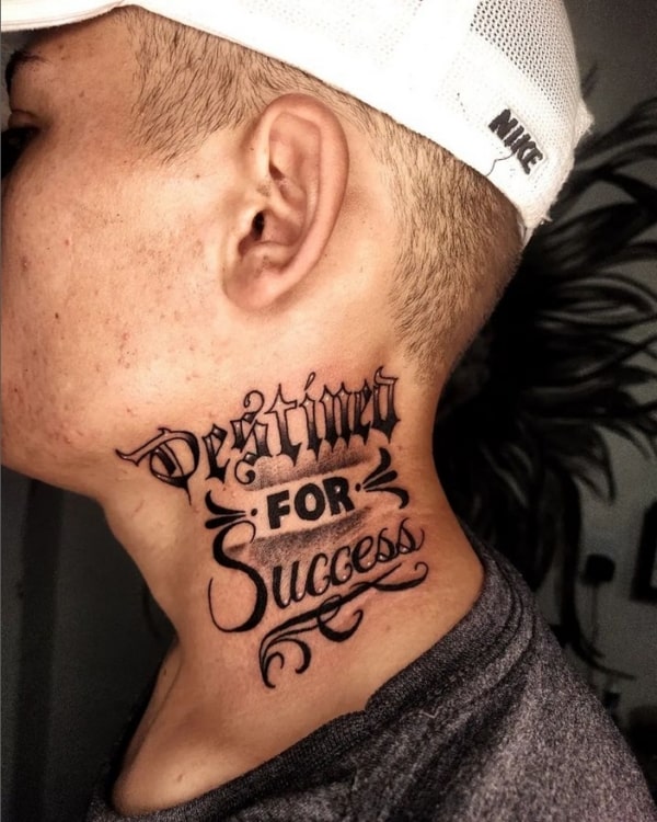 10 tattoo masculina em inglês no pescoço @sezilopestattoo