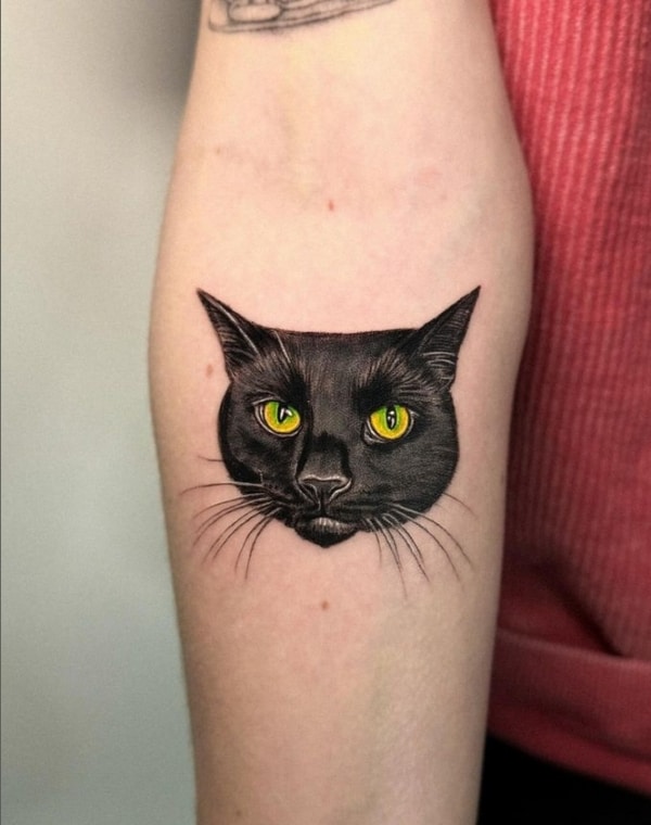 14 tatuagem de gato preto no braço @yuna tattoos