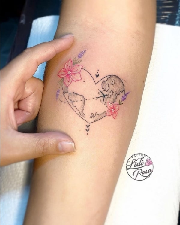 14 tatuagem feminina e delicada de viagem @liditattoo