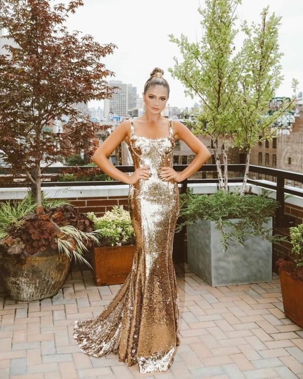 15 look com vestido longo de paetê dourado Thassia Naves