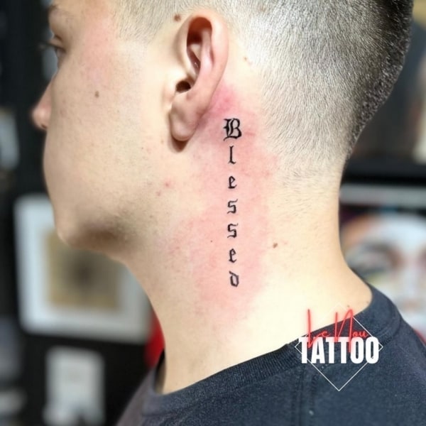 16 tattoo masculina no pescoço em inglês @lenoutattoo