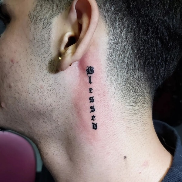 17 tattoo lettering pequena no pescoço @studiodraconi