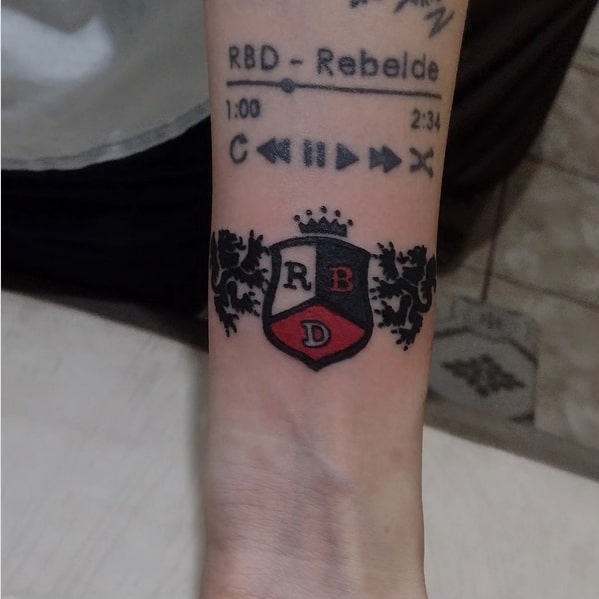 17 tatuagem brasão RBD @andretattooepiercing