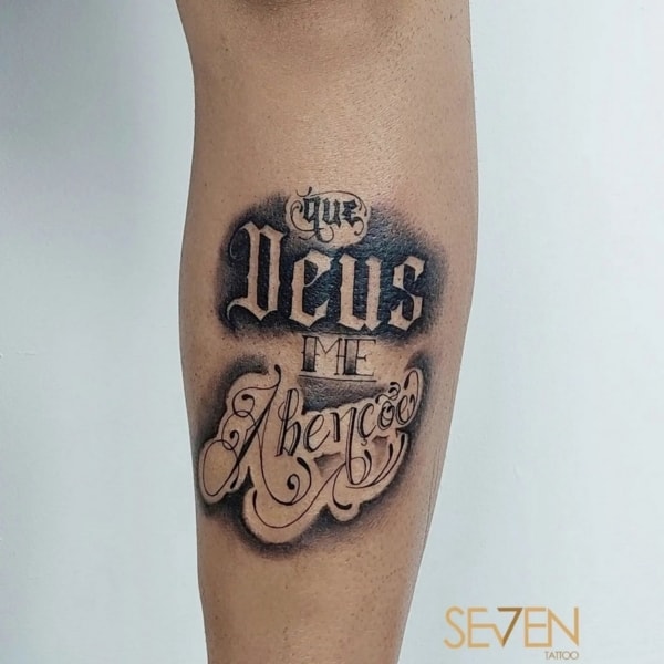19 tatuagem lettering na canela @andreseventattoo