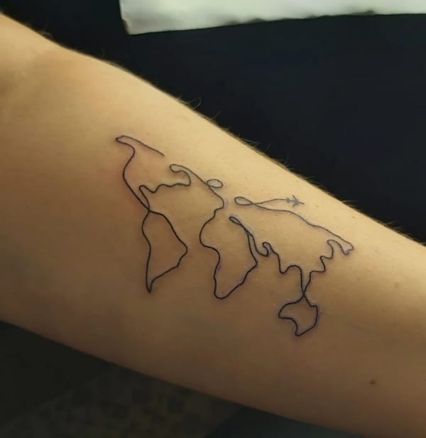 23 tatuagem minimalista viagem com mapa @purple ink tattoo