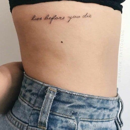 26 tatuagem feminina em inglês na costela Pinterest