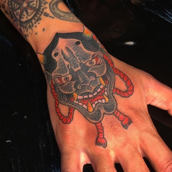 29 tatuagem colorida Hannya na mão @dogztattooart