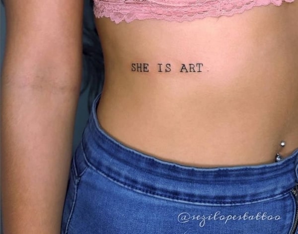 3 tatuagem feminina com frase em inglês @sezilopestattoo