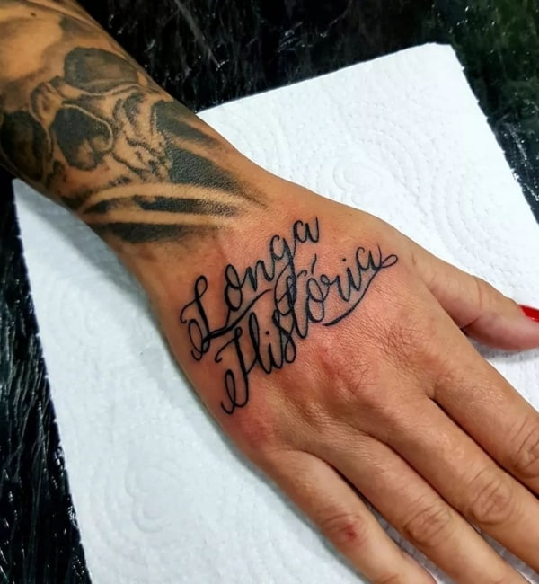32 tatuagem lettering feminina na mão @kleberkaminskitattoo