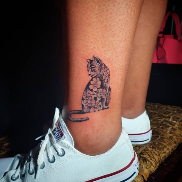 33 tattoo gato preto com flores @estudio cleitontattoo