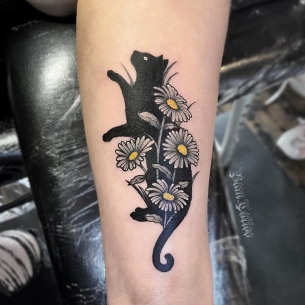 34 tattoo de gato preto com flores @bam tattoo