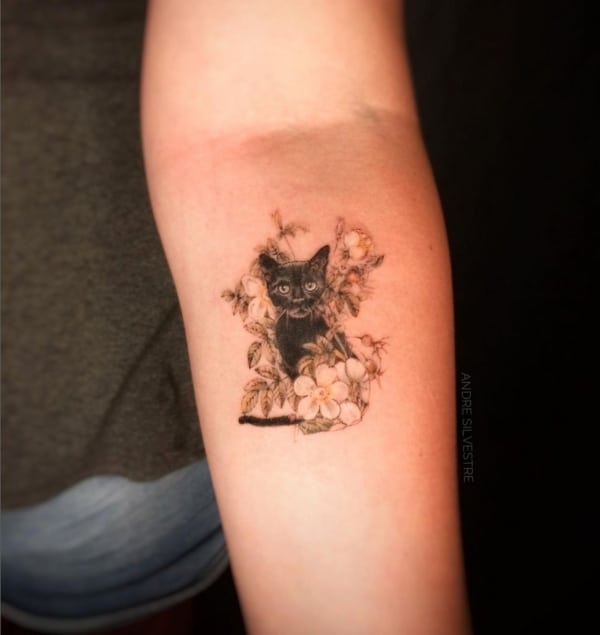 35 tattoo gato preto e flores @andresilvestretattoo