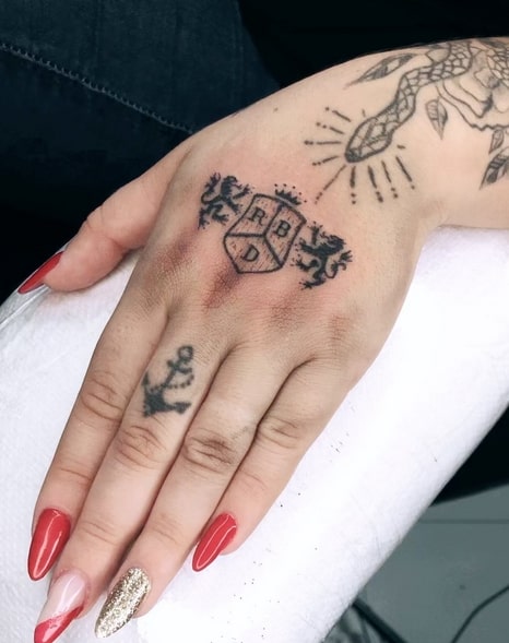 4 tatuagem RBD na mão @brulys ink