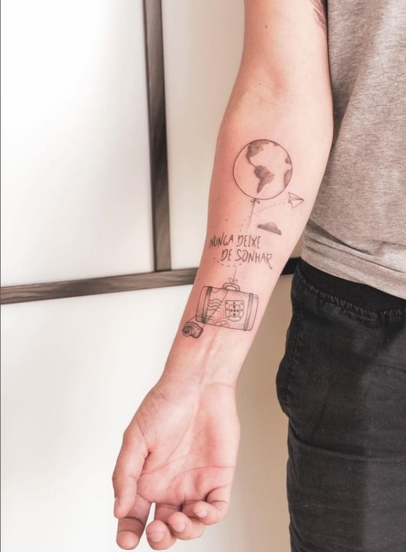 4 tatuagem masculina no braço de viagem @zero21porto