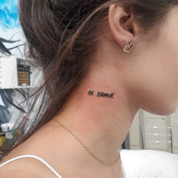 7 tattoo feminina no pescoço em inglês @espaco de arte