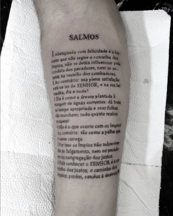 23 tatuagem de salmo bíblico no braço @saiane alieksiei