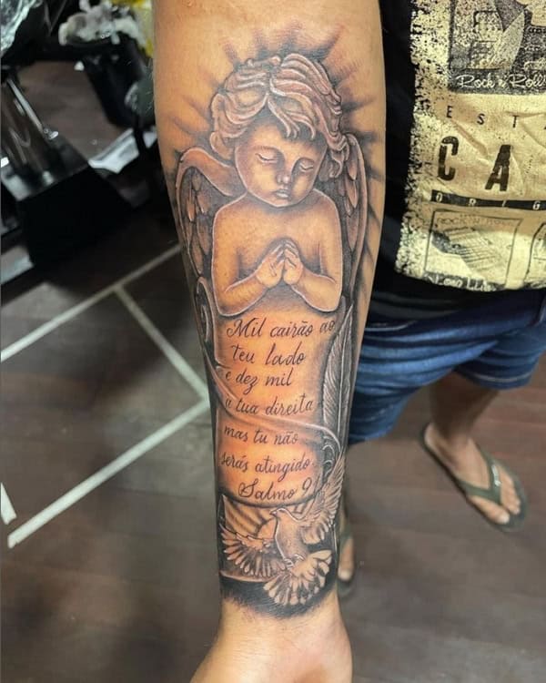 28 tatuagem com anjo e salmo no braço @osmir goncalves oz ink