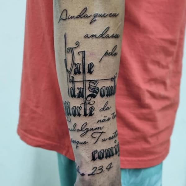 29 tattoo de salmo no braço @tikaumtattoo